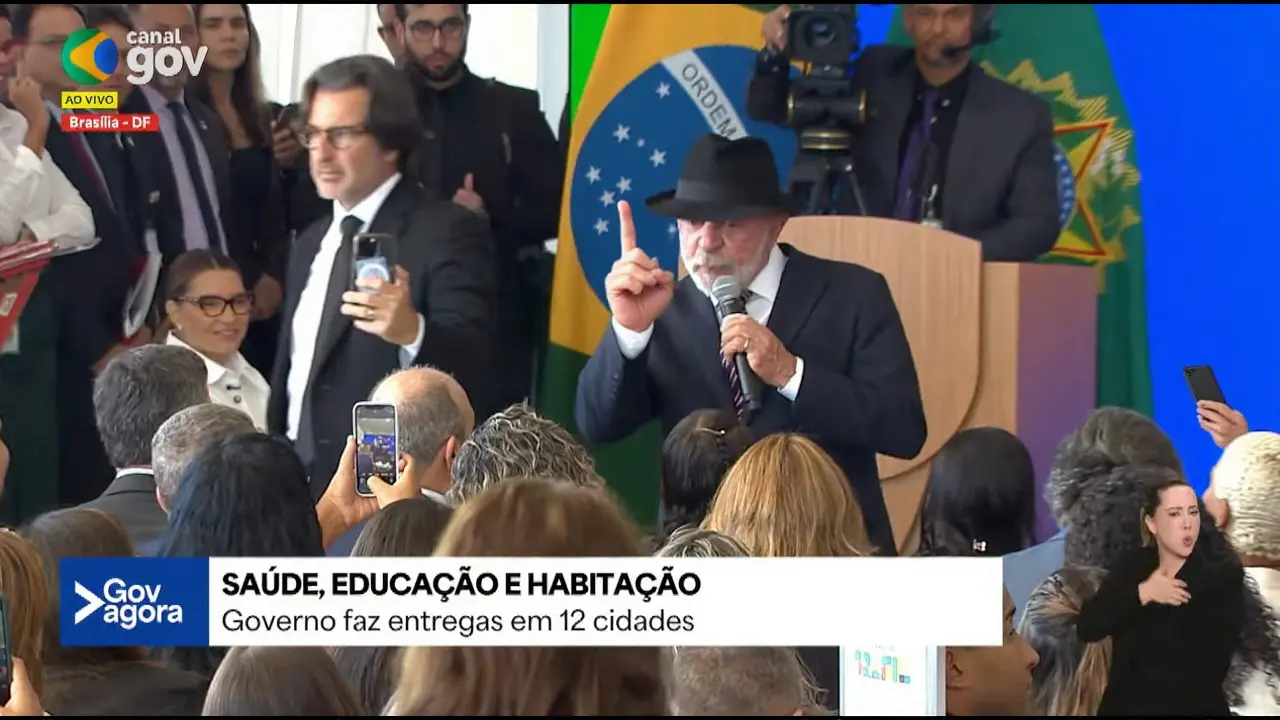Lula mostra dedo do meio no Planalto e gera polêmica